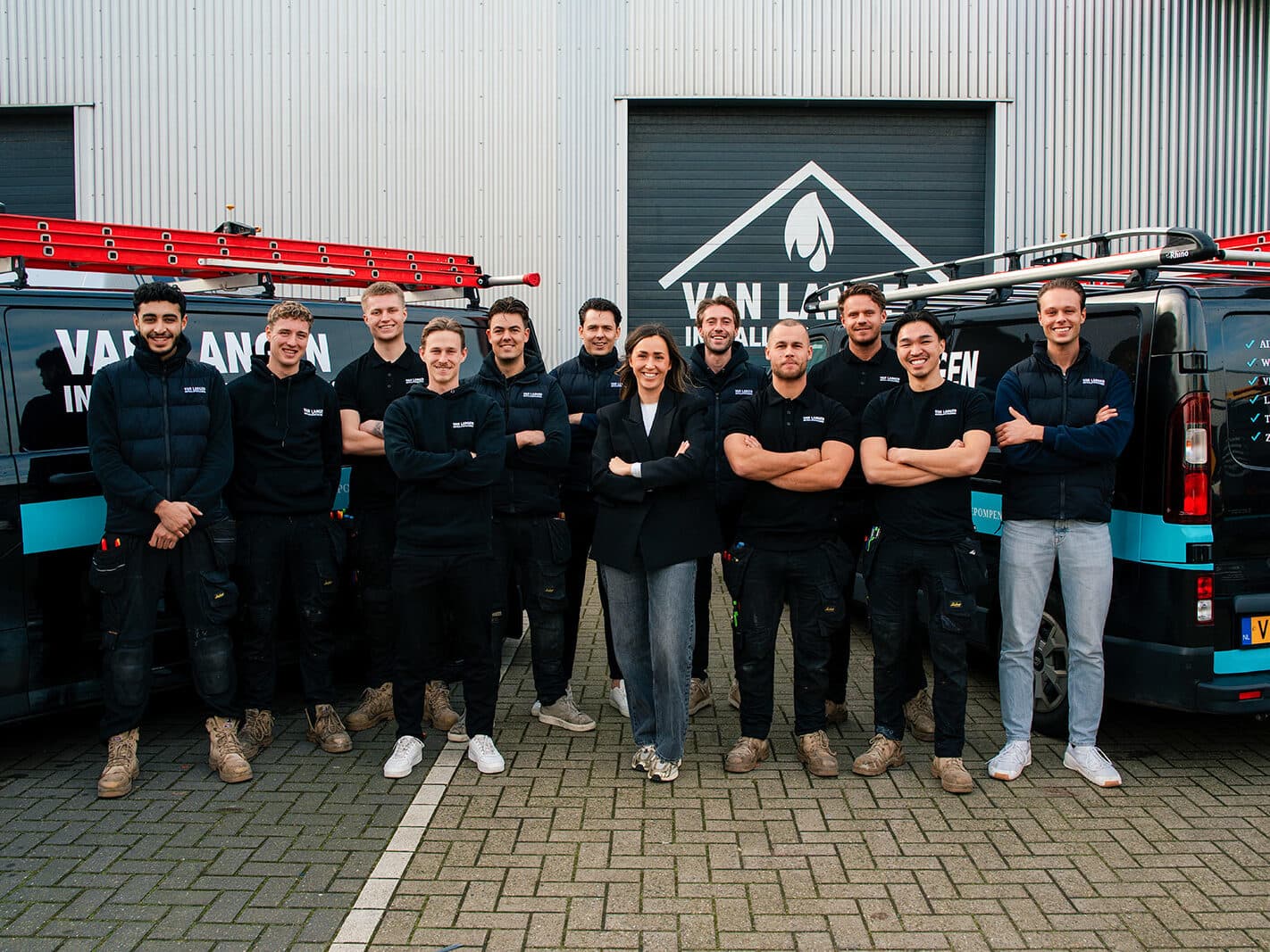Het team van Van Langen Installatietechniek voor het bedrijfspand